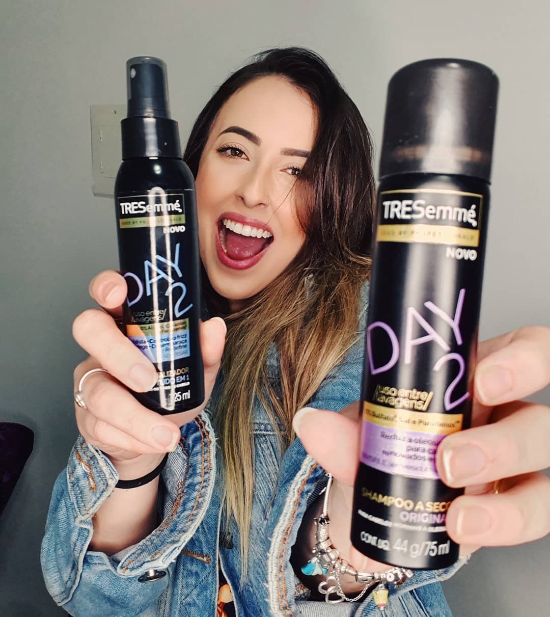 Hoje é dia de mais um recebido útil! Meninaaaas, para tudo pra saber sobre esses novos produtos da @tresemmebr , sabe aquele dia que você acorda atrasada ou com preguiça e não tem tempo de lavar o cabelo?! Seus problemas acabaram! Agora você não precisa mais de truques como usar talco, tiaras, prender o cabelo, nem nada do tipo! A linha TRESemmé Day 2 chegou para facilitar nossas vidas! Desenvolvida com fórmulas profissionais exclusivas para as brasileiras e trazendo uma solução completa para todos os tipos de cabelo(lisos, cacheados, crespos, ondulados, oleosos ou secos) a linha é composta por 2 shampoos a seco e um spray revitalizador, que ajudam a recriar ou prolongar o look de forma prática e rápida, entre uma lavagem e outra.
E aí, pronta para testar esses produtinhos que vieram para facilitar nossas vidas?! ♥️ #TresemméDay2 #ProlongueSeuLook #theinsidersbrasil