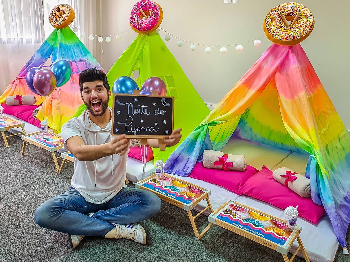 Atenção, mamããães! E adultos que não vão resistir a isso... 😅🤩
Uma nova ideia sensacional pra quem tem crianças e quer preparar uma surpresa inesquecível ou até mesmo promover uma festa temática! @aCabanaDosSonhos tem tudo o que você precisa pra #FestaDoPijama, ‘PicNic’, #AcampaDentro e até ‘Cantinho do Sono’ para eventos.
Aproveita pra marcar aqui alguém que vai pirar nessa ideia! 👀
⠀
👉🏼 Você pode locar até mesmo uma cabana só e as possibilidades são diversas! Praticamente todos os itens da @aCabanaDosSonhos podem ser personalizados pra ficar tudo perfeito de acordo com o tema que você escolher e mostrei vários detalhes aqui nos STORIES da @PaginaVIP! ⛺