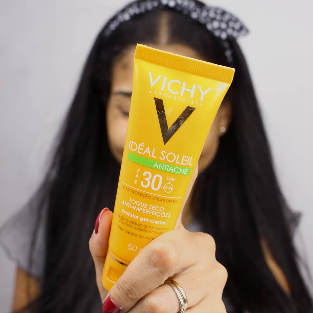 Nāo sou dermatologista, mas achei que valia a pena indicar esse produto pra vocês, principalmente para quem tem uma pele oleosa e acneica, no qual eu estou usando bastante por conta das minhas acnes e estou gostando do resultado é o Idéal Soleil Antiacne da @vichybrasil, que é livre de parabenos e é OIL FREE. .
.
✨Ele tem uma alta proteçāo solar, com toque seco, no qual protege contra os danos causados pelos raios UV, como manchas solares e rugas.
.
✨Ele reduz imperfeições e purifica a pele, as acnes e os poros, sāo reduzidos dia após dia.
.
✨Ele também controla o brilho e a oleosidade da pele. .
.
Com esse clima doido de Recife, e esse calor, estou fazendo o uso diario do produto pela manhā,  principalmente quando passo o dia todo na rua, porque além dele ajudar a reduzir as minhas acnes, ele protege a minha pele do raios UVA e UVB. .
.
Vocês podem encontram o produto em algumas farmcias da sua cidade, e o preço em torno de R$60,00. .
.
.
.
.
.
.
.
.
.
.
.
.
#cuidadoscompele #vichy #vichyidealsoleil #beleza #peleacneica #blogueirasdebeleza #bloggerrecife #vidadeblogueira #beauty  #dicasdebeleza