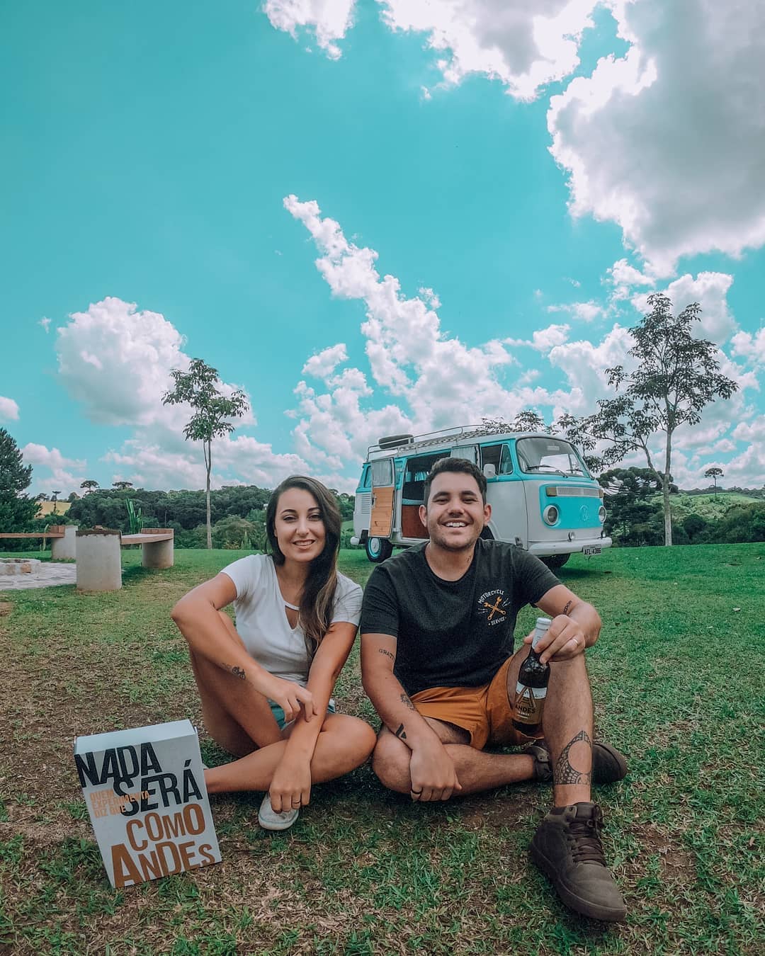 Nós já declaramos por aqui como somos apaixonados por cerveja, e por viagens não precisamos nem falar né!? 🍺⁣
⁣
Sempre quisemos conhecer as Cordilheiras dos Andes, mas enquanto isso não é possível, somos adeptos daquele ditado "Se nós não vamos até as Cordilheiras, as Cordilheiras vêm até nós!" 🏔️⁣
⁣
Então por isso, nós adoramos esse lançamento que bateu na nossa porta, a Andes! ⁣
⁣
Ela, a puro malte com gostito das Cordilheiras do Andes, a cerveja oficial do portunhol e produzida com maltes e lúpulos argentinos, depois dela Nada será como Andes! 💙⁣
⁣
E agora a melhor parte, esse lançamento é exclusivo para Curitiba, então se você é daqui e também quer sentir el gostito das cordilheiras, comprando ela pelo link que está no destaque "Andes" e usando o nosso cupom TAKETHEANDES, você ganha 10% de desconto e frete grátis! 👏👏⁣
⁣
Você não vai perder essa né? 😉⁣
⁣
@andescervezabr⁣
#NadaSeraComoAndes
#BebaComModeração  #publi⁣