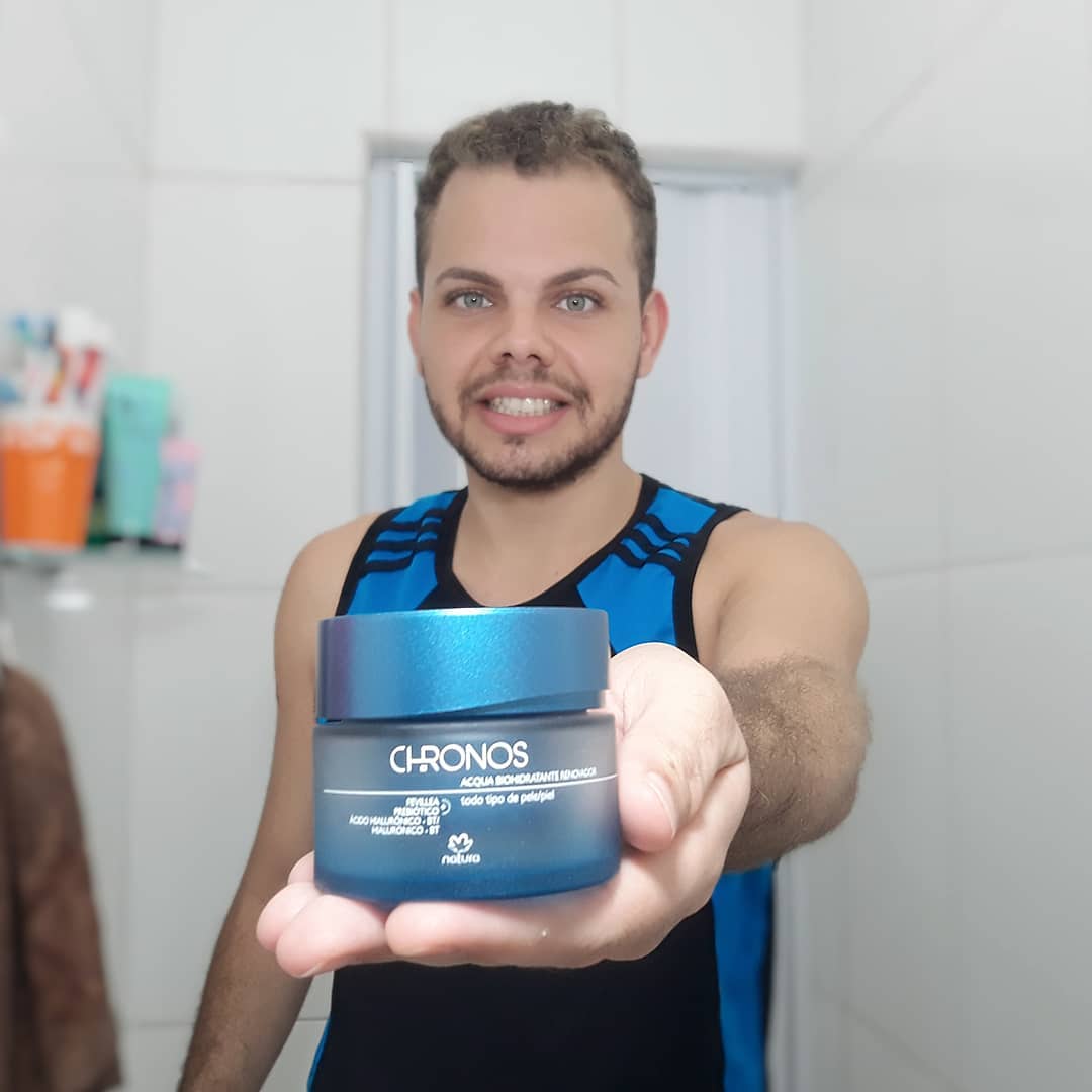 ⚠️ RECEBIDO NATURA ⚠️ #PubliPost

Mês passado recebi o #Chronos Acqua Biohidratante Renovador para testar e adorei de primeira. 
Estou falando sobre ele agora porque antes de divulgar quis usar por um tempo longo e obter os resultados desejados.

BENEFÍCIOS:

Ativa os cinco mecanismos naturais de hidratação, estimulando sua pele a produzir o que ela realmente precisa.

Com 30 dias de uso você fica com a pele reequilibrada e fortalecida. Mantendo o equilíbrio da microbiota da pele, ajudando a fortalecer a barreira cutânea e aumentando os níveis de hidratação.

Repara os níveis de hidratação de acordo com a necessidade de cada região do rosto.

ASSOCIAÇÃO:

Quando associado ao make você obtem ótimos resultados: pele bem uniforme e sem produto craquelado devido falta de hidratação.

Veja nos stories/destaque mais detalhes.

#CNInfluencer #Creator #Natura #Acqua #RedeNatura #Cosméticos #Blogueiro #SkinCare