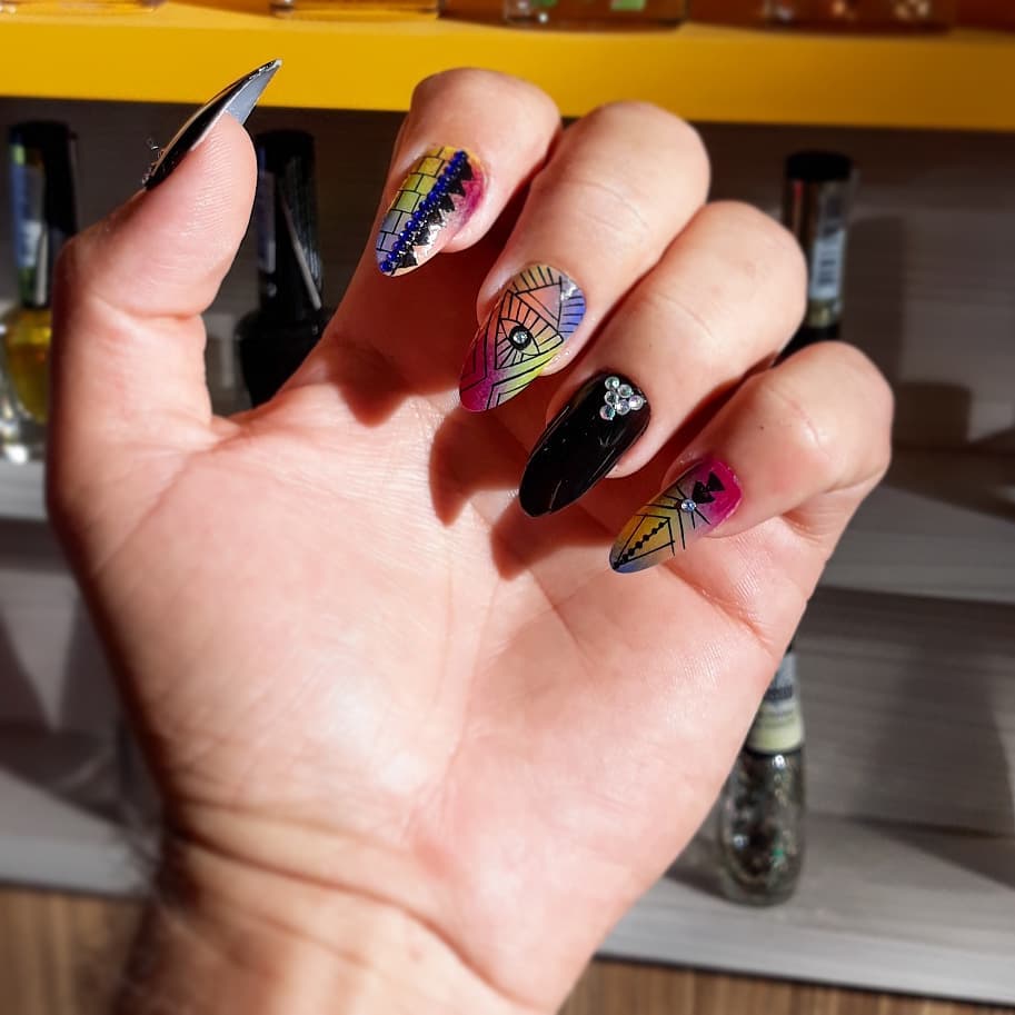 Unhas postiças aplicadas e decoradas por Maryane Santos, manicure profissional.

Decoração foi inspirada em um modelo que encontramos na internet.

Modelo passou por alterações para adequar-se a proposta que queríamos, e assim fossem usadas no festival #NOAR2019.

#CoquetelMolotov #BeloJardim #Creator #Influencer #Blogueiro #Esmaltadas #Unhas #Nails