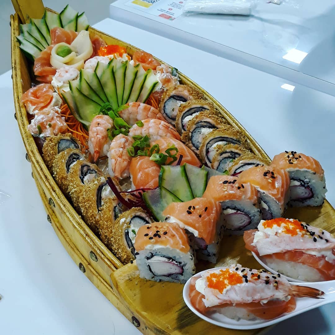 Favoritos do @SushiMeraki 🍥

◾Barca do chef 🛶
◾Niguiri Lemon 🍋
◾Ebi Dragon Especial 🐲 
◾Kani queijo com morango 🍓 
◾Gin tropical 🍹

Deixando algumas sugestões de pratos e bebida. Na degustação provei vários, porém esses foram os meus preferidos.

No site e app você tem acesso ao cardápio completo ⤵️

www.sushimeraki.com.br

Baixe app no iOS ou Android

#Sushi #BeloJardim #SushiMeraki #IMABeloJardim #Degustação #Inauguração #Creator #Influencer #Gastronomia #Chinesa #Japonesa #Culinaria