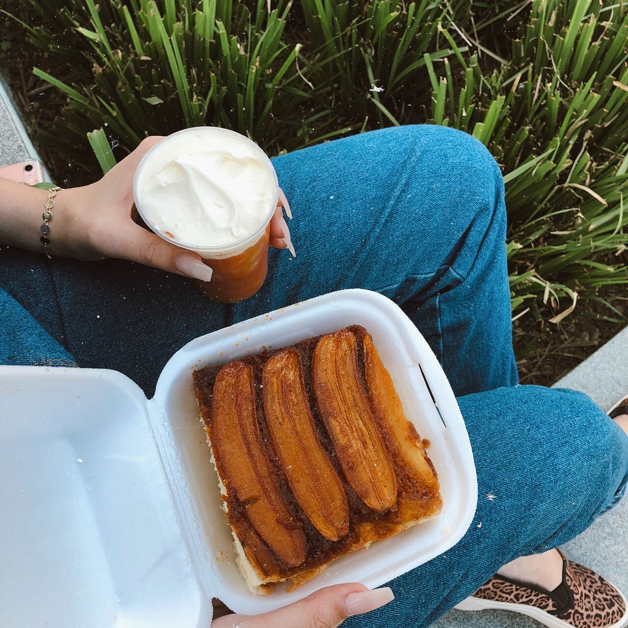 Cafezinho da tarde de hoje, foram essas delícias lá da @re.cozinhaartesanal que eu amo, tanto as comidinhas caseiras quanto essas gostosura do café da tarde ❤️☕️
Sou suspeita para falar sobre né, vivo deixando vocês com vontade nos stores 🤭😑😋
-
-
📸 @evelinetoledo