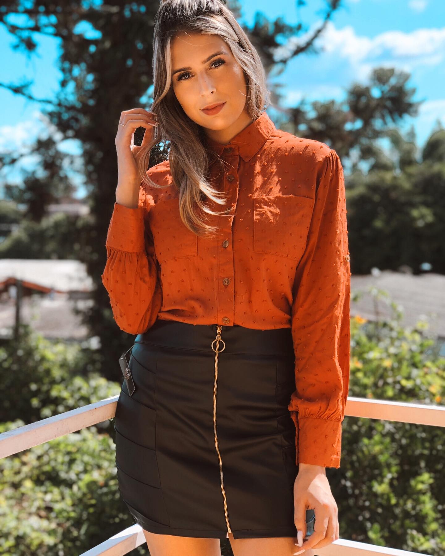 #amandaespiameulook Alertaa look tendência nesse outono inverno!!🤭
-
Saia de courino + blusa social de golinha com a cor da trend 2020 o laranja!!!
Fica um charme esse look e da para brincar bastante com ambas as peças gurias, amamos né!!?
-
-
Tu curte look assim?? Usaria esse, me conta aqui nos comentários 👇🏻👇🏻👇🏻
-
-
-
Look by: @closetglamloja