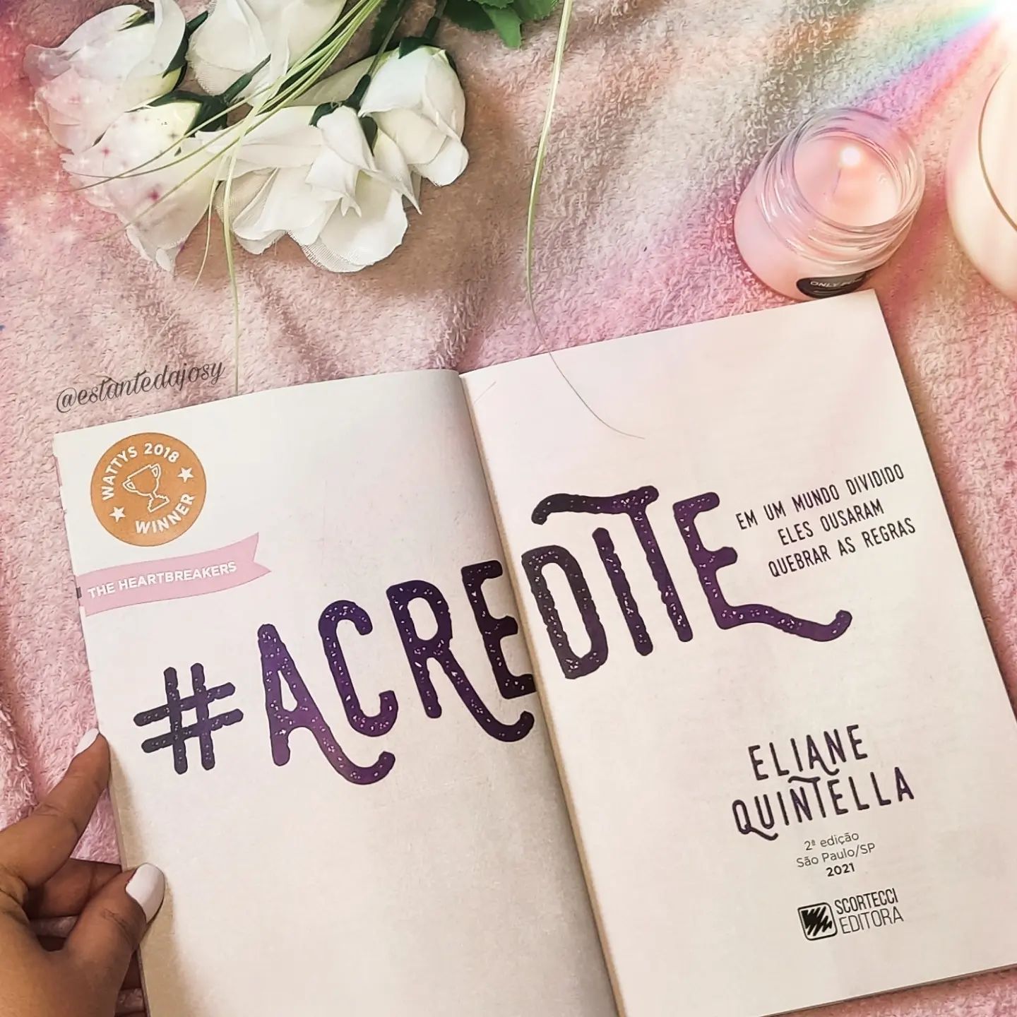 × #Acredite; autora: Eliane Quintella; editora: @scorteccieditora ×
⠀
Esse livro é um romance contemporâneo com um universo fantástico que acontece em um formato de conto de fadas. Com elementos mágicos somos transportados em uma aventura que nos faz refletir sobre o poder do amor.
⠀
A trama nos apresenta uma sociedade mágica que divide sua população em dois povos: os Braites, que são seres mágicos considerados superiores, que dominam o poder da transformação e possuem um estilo colorido e animado. E os Lalulis que são mais retraídos, sempre considerados inferiores, com uma magia comum e só conseguem executar simples magias. Os Lalulis vêm os Braites como fúteis, enquanto os Braites vêm os Lalulis como pessimistas por naturezas.
⠀
Pamela, nossa protagonista se apaixona a primeira vez ao ver Raul em seu colégio. Estaria tudo bem se ela não fosse Braite e ele Laluli. O relacionamento de seres de classes diferentes é extremamente proibido. Ao se relacionarem, os Lalulis costumam consumir a enegia dos Braites até os tornarem inválidos. Pamela sabia das histórias de casos assim, mas não estava muito disposta a desistir desse amor proibido.
⠀
A aproximação entre eles é inevitável e ela até tenta se afastar, mas quando Raul passa muito mal por essa distância ela desiste de aceitar qualquer alerta e decide ficar com ele independente das consequências. E as consequências não demoram a surgir. Mas a força do amor e o poder de acreditar é o que vai fazer a diferença.
⠀
💬 “-Os limites estão só nas nossas cabeças. Nunca acredite neles.
⠀
O desejo dos dois é poder viver esse amor e, mais do que isso, que esses povos possam viver em harmonia e deixar de ter distinção, ao invés de serem dois povos, passar ser apenas um. Mas com toda uma geração de milênios onde as coisas "precisam" ser dessa maneira, vai ser muito difícil conquistar uma mudança. Mas eles possuem uma arma poderosa: confiança. Eles acreditam nessa força e não vão desistir.
 ⠀
[+] Leia a resenha completa no blog (link na bio e nos stories) 😉
⠀
Mas e você, você acredita? ♥️