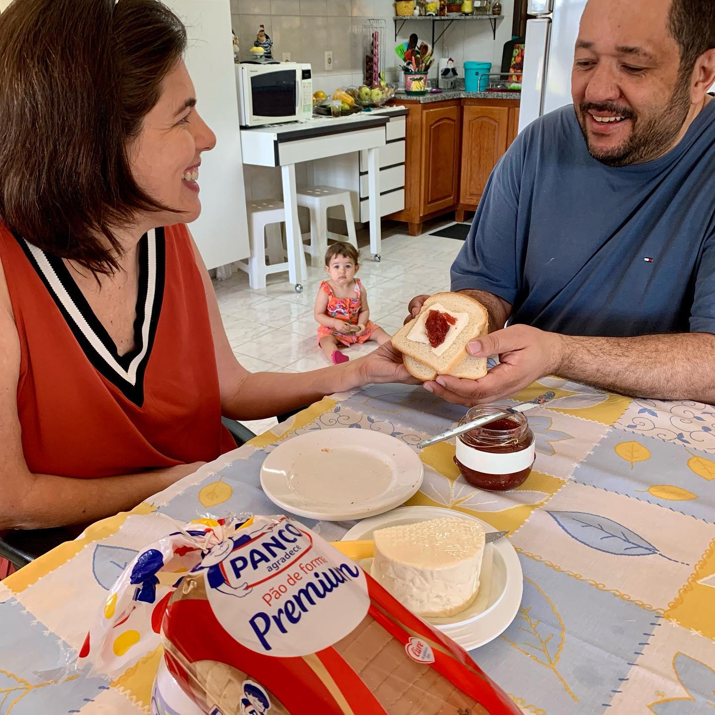 Momentos como esses fazem a diferença no nosso dia! Café da manhã em família é uma tradição que eu quero passar para minha filha, para que ela cresça com essa memória que aquece o coração, assim como eu cresci.
 A @pancooficial faz parte desses momentos, e hoje vim mostrar um lanchinho que nós adoramos fazer por aqui: Pão de Forma Premium Panco, queijo branco ou queijo vegetal e geleia de morango. Uma delícia!!! #MemóriasPanco
Publicidade