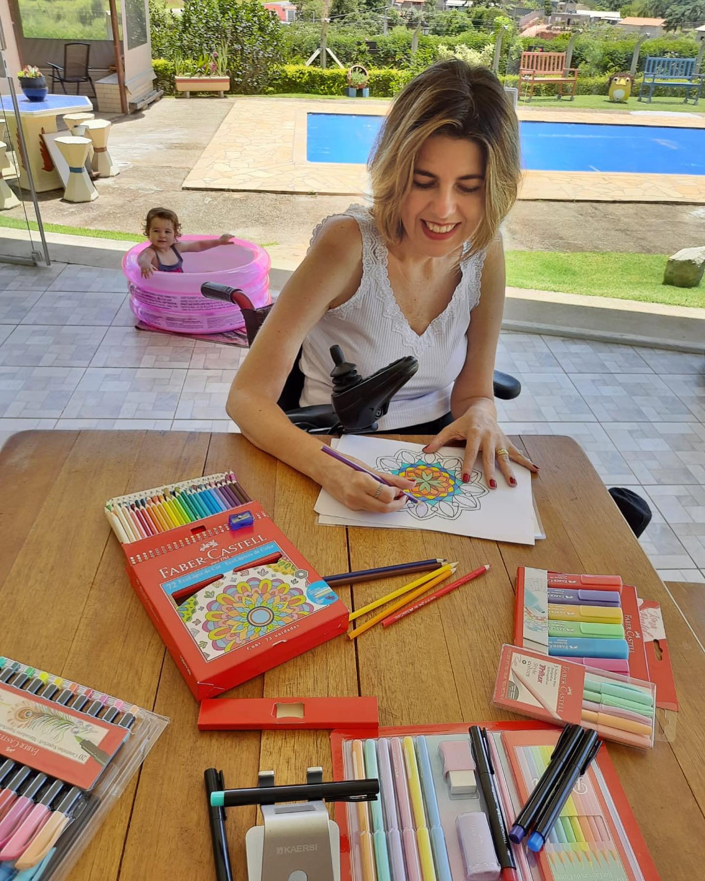 Pintar pra mim é uma terapia!
Fiquei imensamente feliz com o convite da @faber_castell_br para ser Embaixada da Criatividade.
Com as cores podemos expressar, emoções, talentos e também relembrar momentos de infância.

Você vai se encantar com o mundo das cores.
.
#opoderdacriatividade #criatividadetransforma 
P u b l i 

#paratodosverem Ketly pintar uma mandala enquanto Amanda brinca na piscina 
Na mesa produtos da @faber_castell_br