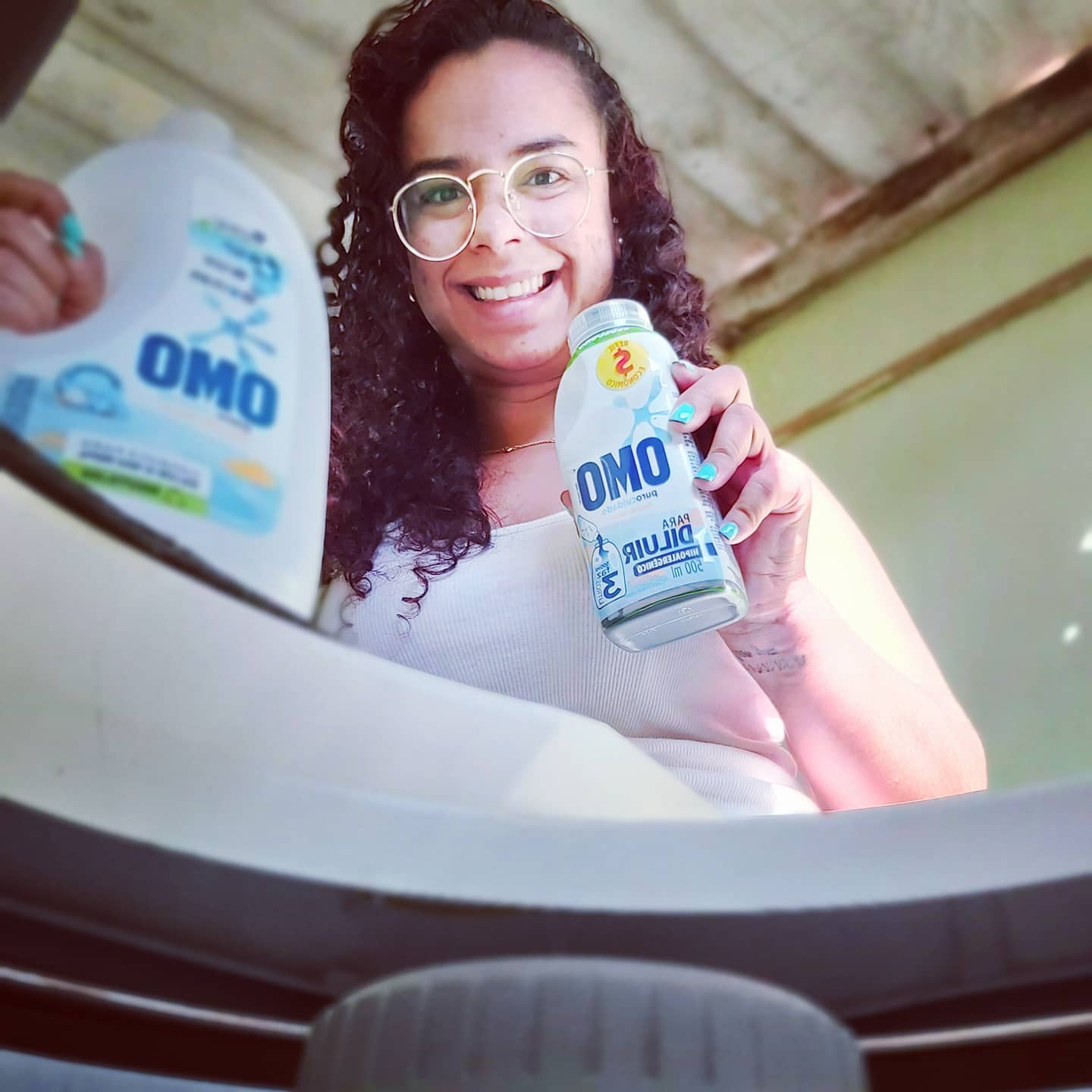 Na quarta lavamos roupas 🌞
.
Há duas semanas, a convite da @omobrasil venho testando seu novo Omo para Diluir Puro Cuidado. E eu que sempre usei sabão em pó, me rendi ao sabão líquido! 😂
.
O Puro Cuidado é específico para roupas de bebês por ser hipoarlegênico e ter o pH controlado e tem o um toque de aveia que me encanta! 👶
.
Além da qualidade que conhecemos, já que Omo está presente em 7 a cada 10 lares brasileiros, ainda ajudamos o meio ambiente pois além da embalagem maior ser de plástico reutilizado, estamos usando 4x menos plástico! 
.
Omo juntou a qualidade de sempre com a consciência de ajudar o meio ambiente!
.
E você o que tem feito para ajudar o meio ambiente?
.
#TDF #OMOParaDiluir #PoderDoSOMOS #publi #donadecasa #sabaoliquido #sustentável #futuro #araxá #meioambiente #quarta #lavarroupa #OmoPuroCuidado