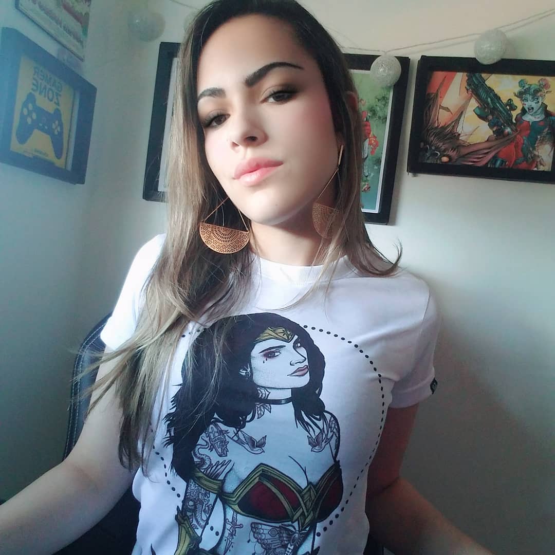 Estou me sentindo a CandyhVILHA com essa camiseta #wonderwoman da @banzika.loja ! Lá você encontra diversos modelos de camisetas da DC e Marvel, de Series, Filmes, Animes e Games! Sabia que eles possuem adesivos, armas de CS GO, decoração Geek e periféricos também? Da uma olhada no site, tenho certeza que vai se apaixonar assim como eu 😉😉. Siga 👉 @banzika.loja  e acesse o site na bio
.
.
.
.
.
.
.
.
.
.
.
.
.
.
.
.
.
.
#nerd #nerdbrasil #geekbrasil #geek #mulhermaravilha #geekgirl #instanerd  #amazing #instagood #dccomics #dc #herois #ligadajustiça #justiceleague #colecionaveis #hq #camisetas #garotanerd #nerds #nerdlife #nerdygirl #culturanerd #geeks #geeklife #avgeek #culturageek #nerdalert #nerdices #nerdy