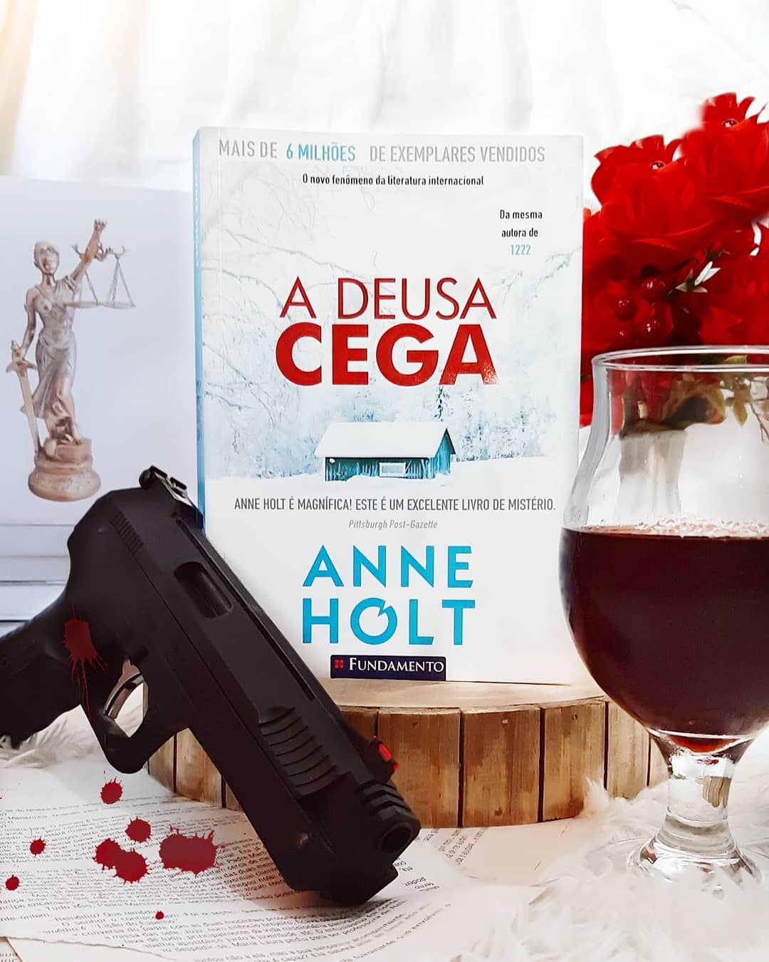 📖 {#ResenhaDaDri} A deusa cega - Anne Holt | @ed_fundamento
__________
O mistério começa com a advogada Karen Borg encontrando o corpo desfigurado de um homem enquanto passeava com seu cachorro. Logo, ela percebe que além de principal testemunha do caso, terá que se tornar advogada do assassino que exige sua presença.
_____
Com essa premissa, nos vemos envoltos em uma investigação policial que se inicia em uma cena de homicídio e se desdobra rumo a uma organização criminosa de tráfico de drogas. A autora consegue nos prender na leitura e nos tornar participantes ativos na investigação, com levantamento de teorias e busca pelas peças que faltam no quebra cabeça.
_____
O enredo ricamente construído tece não só as esferas de atuação dentro do direito com personagens fortes e cheios de camadas, como nos traz temas importantes como política, corrupção e o trabalho da polícia em busca de respostas.
_____
O que mais me chamou atenção em A deusa cega foi o fato de poder acompanhar não só a rotina profissional dos personagens, mas dos desdobramentos na vida pessoal de cada um. Isso torna a história palpável e realista.
_____
Esse foi meu primeiro contato com a literatura norueguesa e A deusa cega é o primeiro volume de uma série com histórias independentes para amantes de tramas policiais à la Agatha Christie.
__________
⚠️ Gostou da premissa e curte o gênero? Então aproveita que o catálogo da editora fundamento está todo com 20% de desconto no site deles.