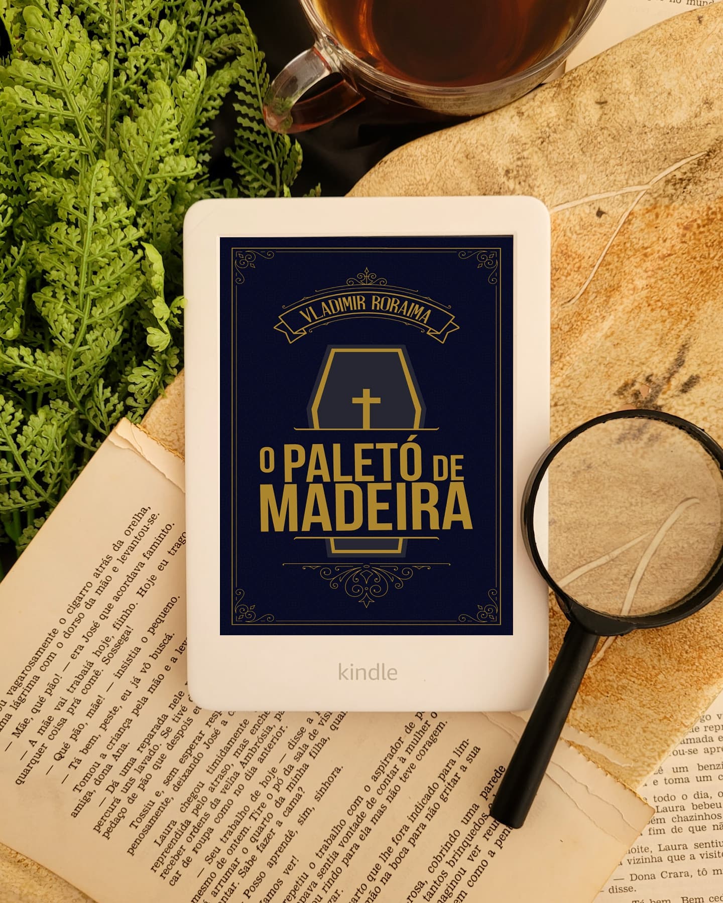 "Uma pessoa só é feliz quando faz o que gosta e é o que é." 💭
__________
Ramiro Januário é um exímio investigador criminal que depois de uma barganha com o Dr. Judas, começa a investigar o desaparecimento de um jovem paciente do hospital.

A excelência de sua atuação detalhista e profissional está vinculada aos dramas familiares que vivencia em casa. O sangue investigativo é de família, mas as amarguras também. Ramiro se mostra um personagem sarcástico e agridoce, capaz de irritar e intrigar o leitor na mesma proporção.

O paletó de madeira é sua primeira aventura e se mostrou um conto muito degustativo. Como toda boa história de suspense investigativo, elaborei teorias e julguei culpados, mas acabei me surpreendendo com o desfecho da trama, principalmente por mostrar que não existe crime perfeito nem investigação tal qual.

O conto está disponível no Kindle Unlimited e é uma leitura repleta de humor ácido, brasilidades, homofobia e dramas. Fiquei muito contente em conhecer a escrita talentosa e promissora do autor que é meu conterrâneo e já quero as próximas aventuras e o desenvolvimento da vida de Ramiro.