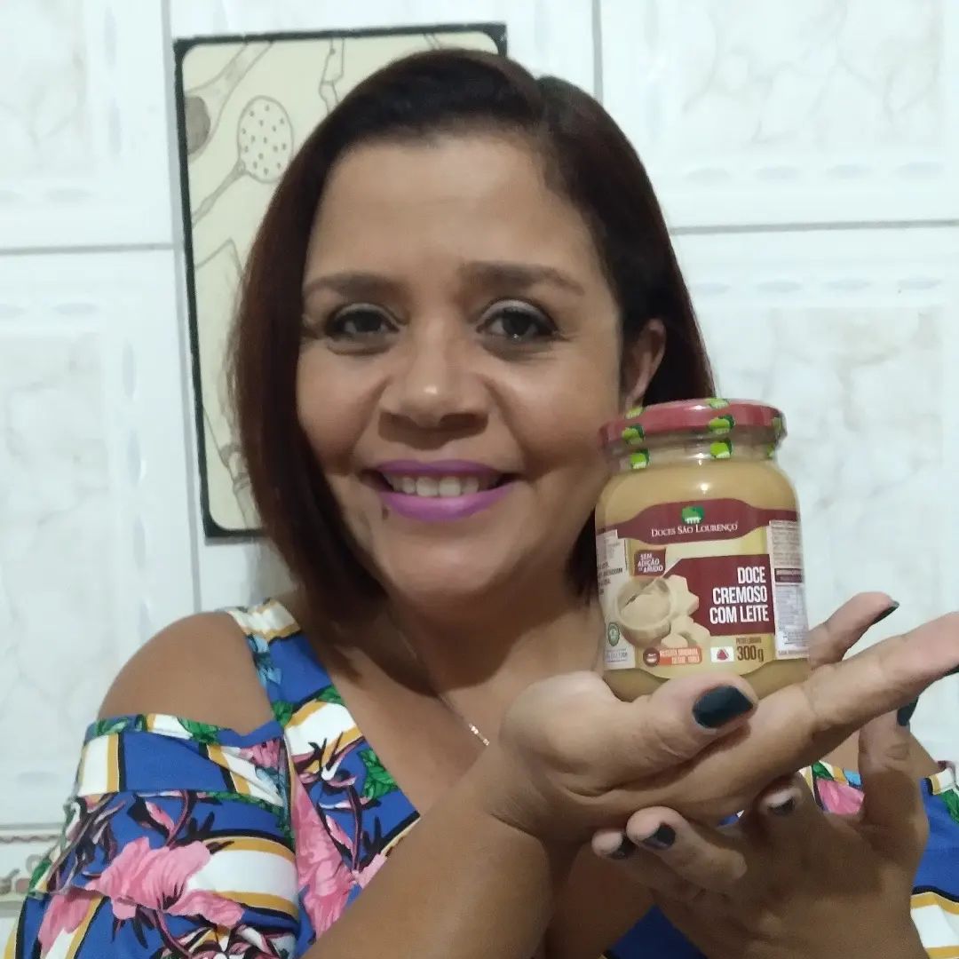 Olá  seguidoces que amam um docinho. Olha esse doce de leite cremoso do @docessaolourenco Uma textura cremosa e um sabor delicado sem ser extremamente  doce. Ele não leva amido, é  engrossado naturalmente. Perfeito para sobremesas, recheios e coberturas. Entre no site  https://linktr.ee/docessaolourenco e confira essa e outras delicias

O porta tudo rosa é  da @tatiart.atelie . Ela tem lindas peças e entrega em todo o Brasil

___________________
Valéria Santos👩🏻‍🍳
🎂 Especialista em cakes
🧁 Doces Finos
🫕 Comidas e
🎁 Cestas Finas 

Agendamento e orçamentos pelo whatsapp, link direto na bio. 

#cakeboss 
#cakelovers 
#cakes #bolosdecorados 
#doces 
#docesgourmet