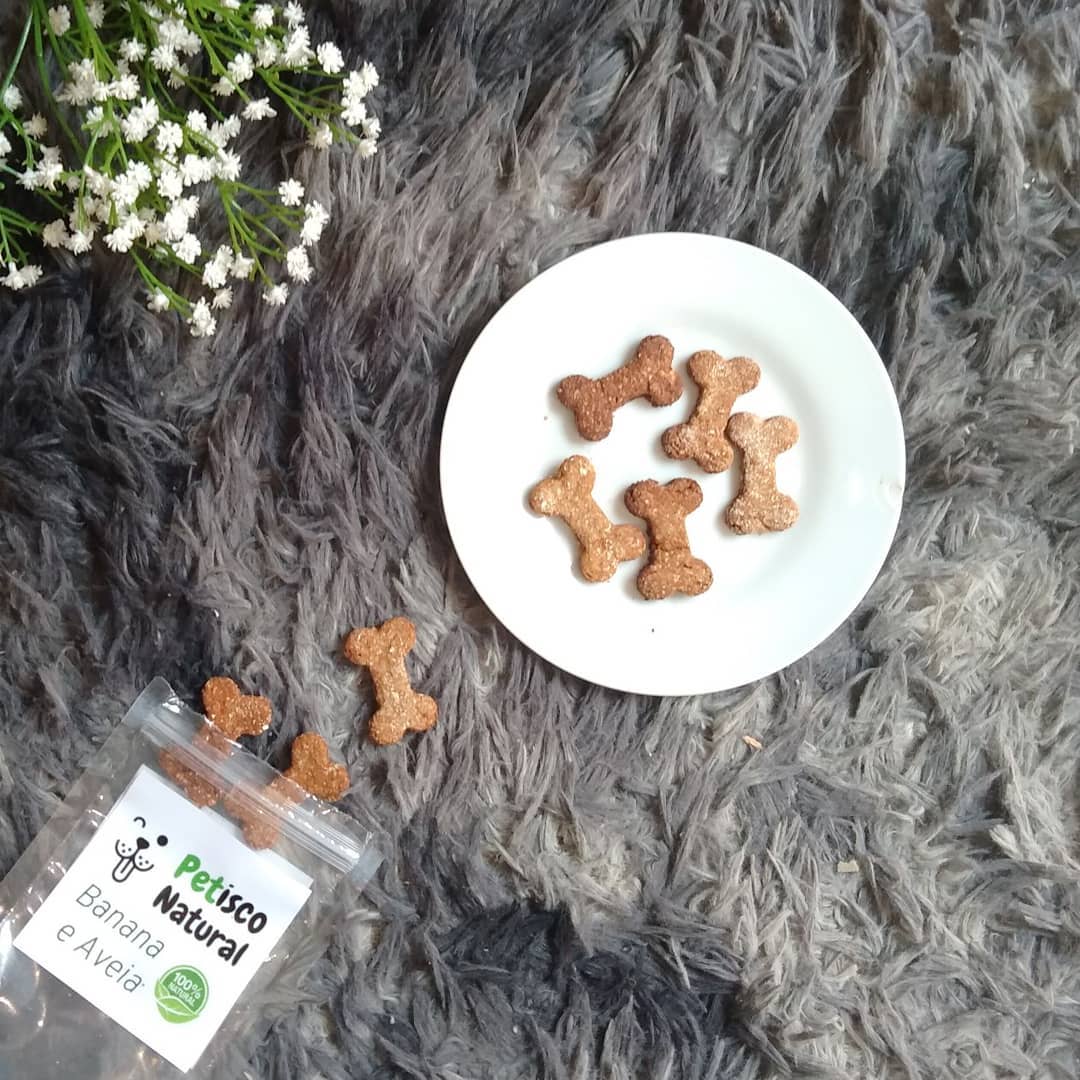 Você sabia que dar petiscos naturais pro seu doguinho  aumenta o bem estar, o vínculo emocional e a expectativa de vida dele🐶 ?
Você pode usar pra adestrar, nas brincadeiras e pra complementar a alimentação pra ele ficar sempre saudável e muito feliz.

Flora provou os biscoitos naturais de banana e aveia (que tem um cheiro delicioso) da  @petisco.natural e amou 😍. Alguém ai costuma dar biscoitos naturais pro doguinho ? 🐕