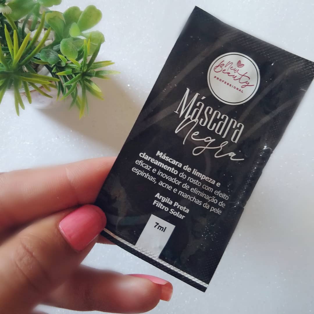 Usei essa máscara de limpeza e clareamento de argila preta da @newbeauty.pro e gostei muito.
A pele fica com uma textura muito boa e é muito pratica de retirar.