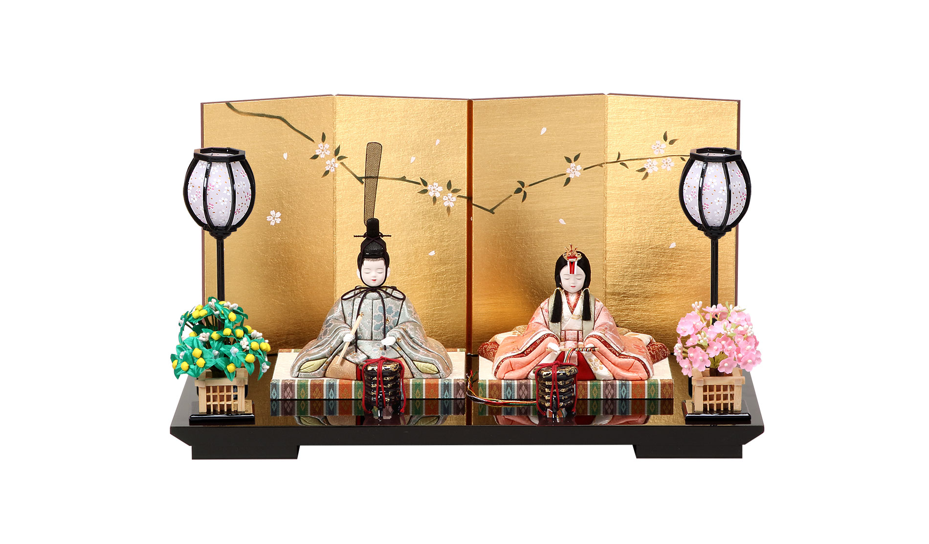木目込雛人形 彩鳳雛 正絹西陣織の「インド花紋更紗」を、桜の枝の金彩を金屏風に施した四曲金屏風と、黒塗りの木製飾台に合わせた、ザ！お雛様といった王道の組合せです。 リビングでも存在感のあるデザインでひな祭りを楽しみたい方にピッタリです。御道具はLED付の雪洞と貝桶を合せ、御花はオーソドックスな白木井垣の桜橘をコーディネートしました。御道具は全て駿河産（静岡産）です。