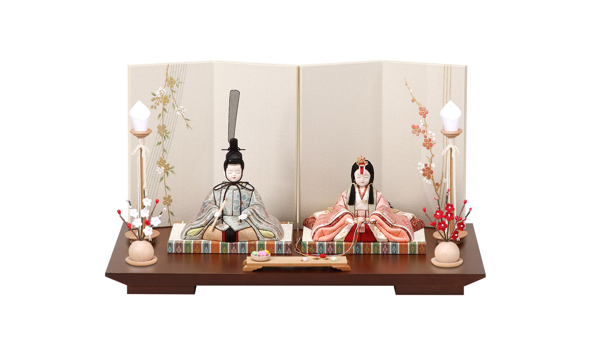 木目込雛人形 彩鳳雛 正絹西陣織の「インド花紋更紗」を、紅白梅の金彩を布に施した屏風とブラウン塗りの木製飾台に合せました。御道具は全て駿河雛道具（静岡県産）です。