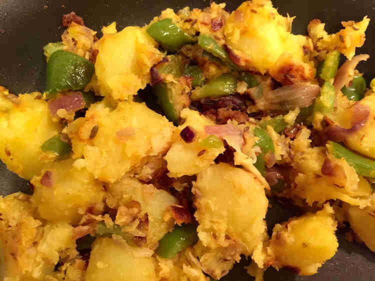 potato bell pepper saute / aloo capsicum