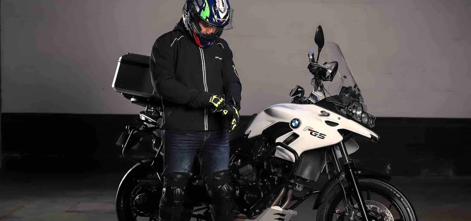 Hombre en una motocicleta con casco y guantes es ropa de protección para  motociclismo