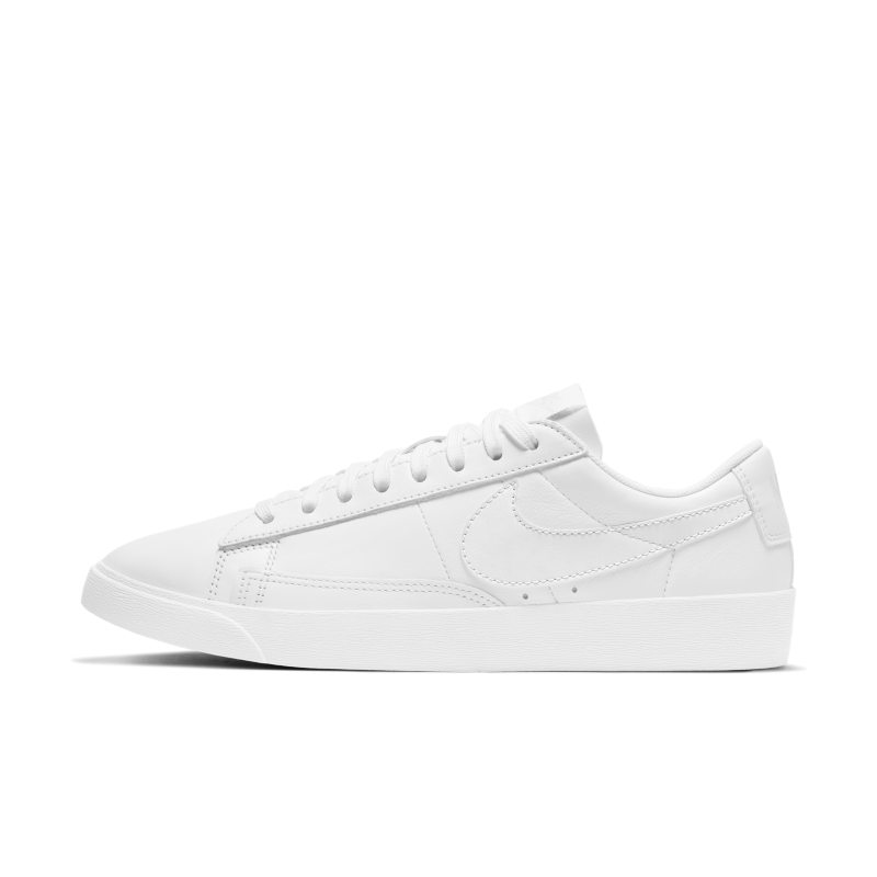 White nike store shoes low tops