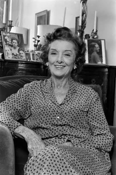 photo-Myrna Loy 1987