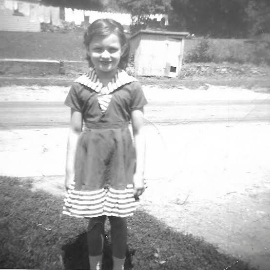 photo-Crystal Gayle 1954