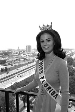 photo-Delta Burke 1975