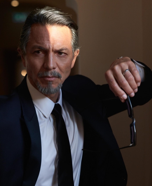 photo-Benjamin Bratt 2000