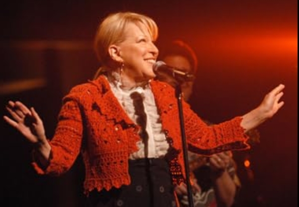 photo-Bette Midler 2002