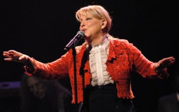 photo-Bette Midler 2002