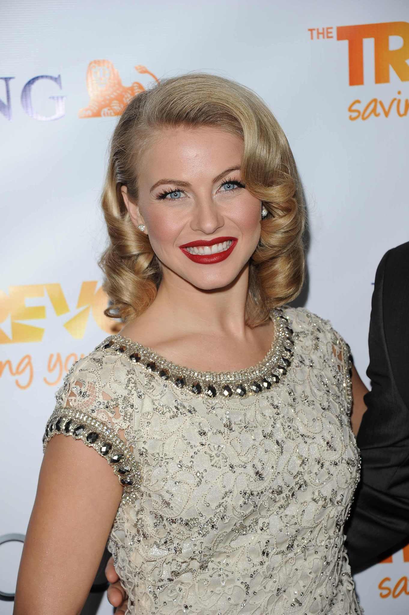 photo-Julianne Hough 2011