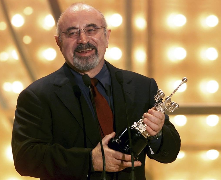 photo-Bob Hoskins 2000
