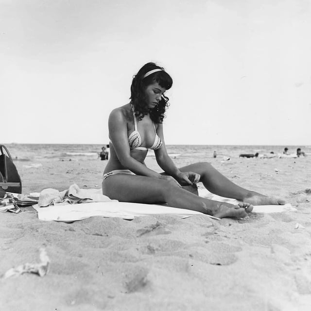 photo-Bettie Page 1954