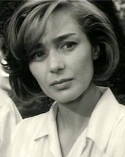 photo-Emmanuelle Riva 1945
