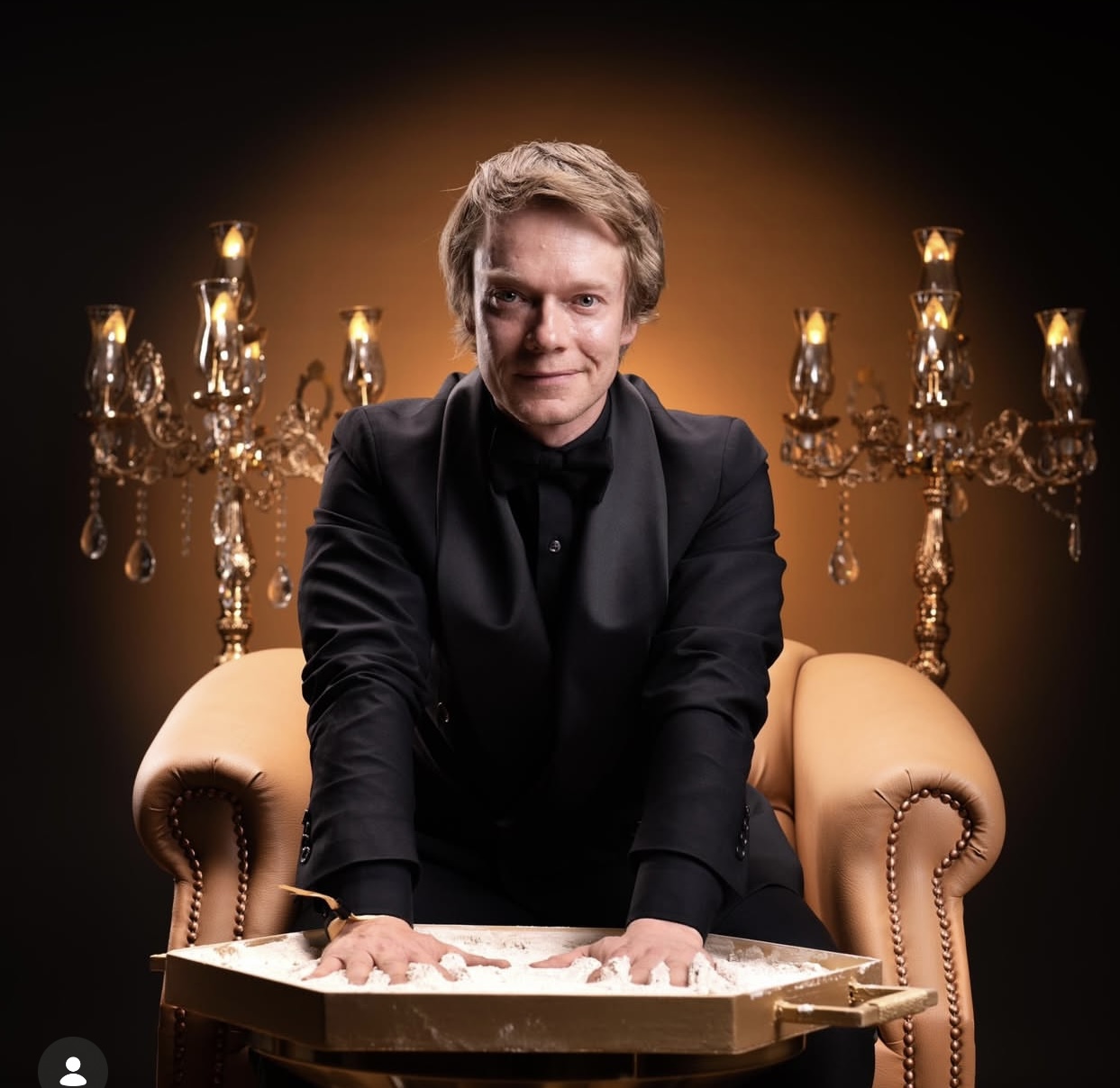 photo-Alfie Allen 2026