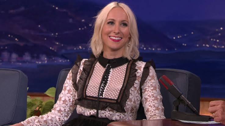 photo-Nikki Glaser 2011