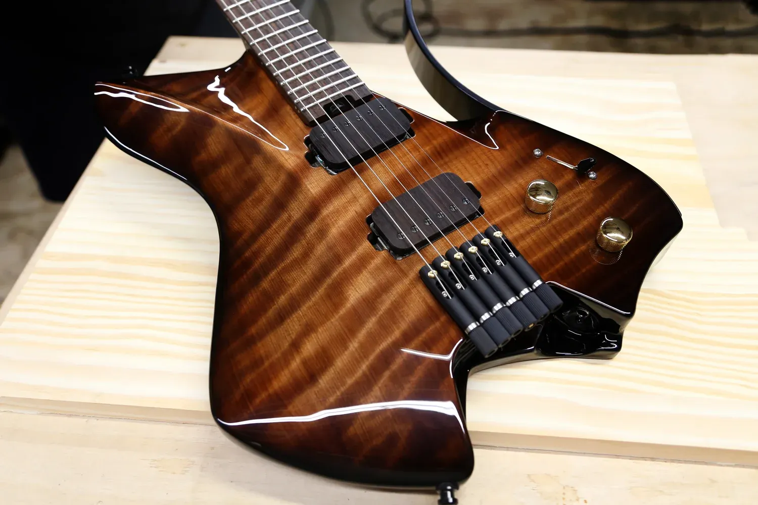 Headless Mirus body, carve, and hardware details