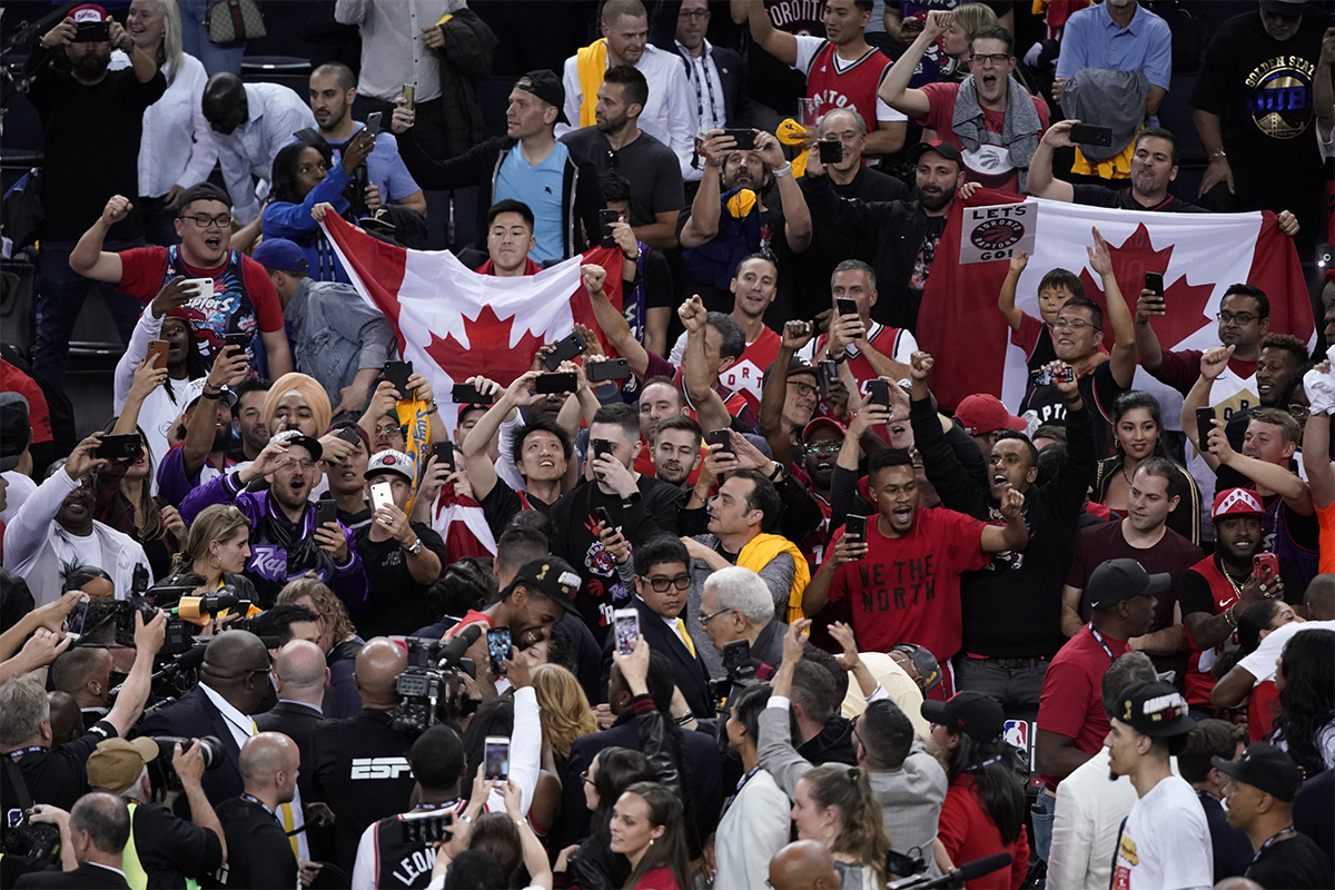 圖／多倫多暴龍隊贏得 2019 NBA 總冠軍後受到媒體與支持者簇擁。（AP Photo / Tony Avelar / 達志影像）