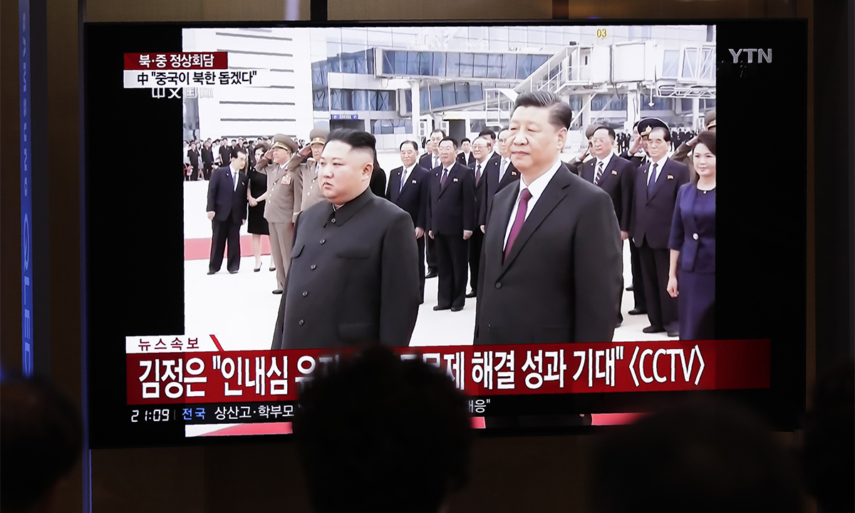 圖／在南韓索爾車站人們駐足觀看中國國家主席習近平訪問北韓。（AP Photo / Lee Jin-man）
