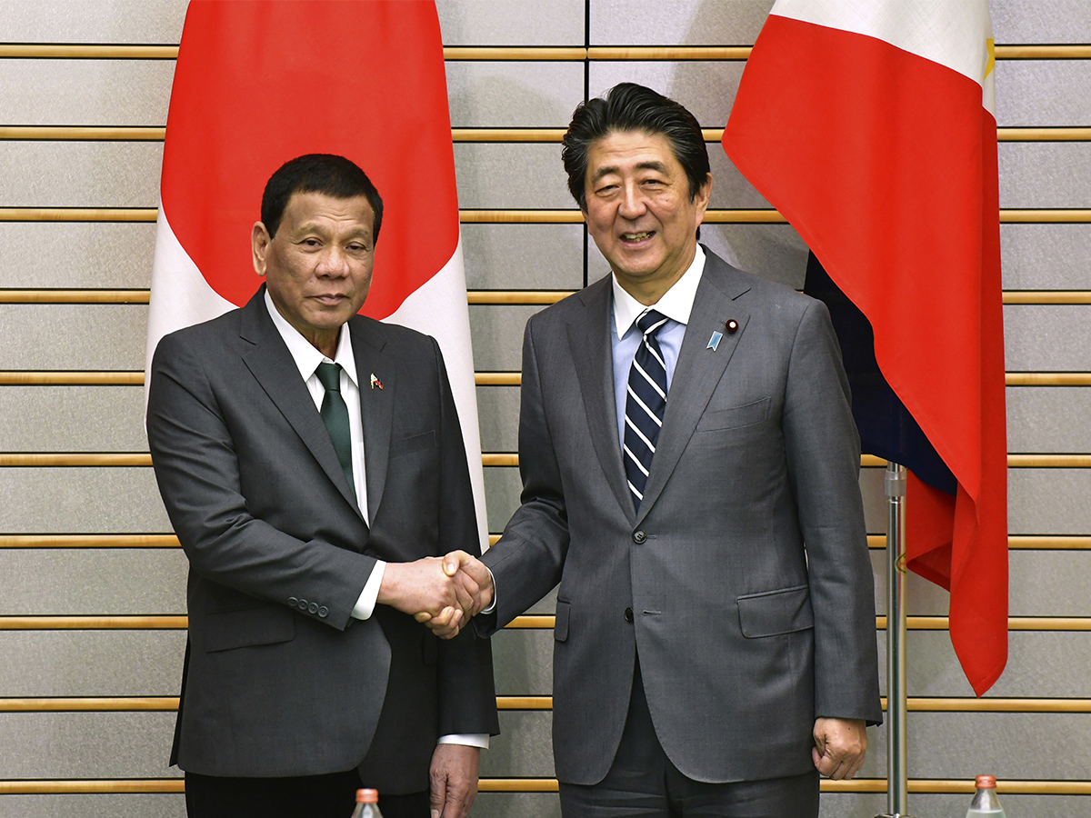 圖／菲律賓總統杜特蒂和日本首相安倍晉三。（Kazuhiro Nogi / AP / 達志影像）