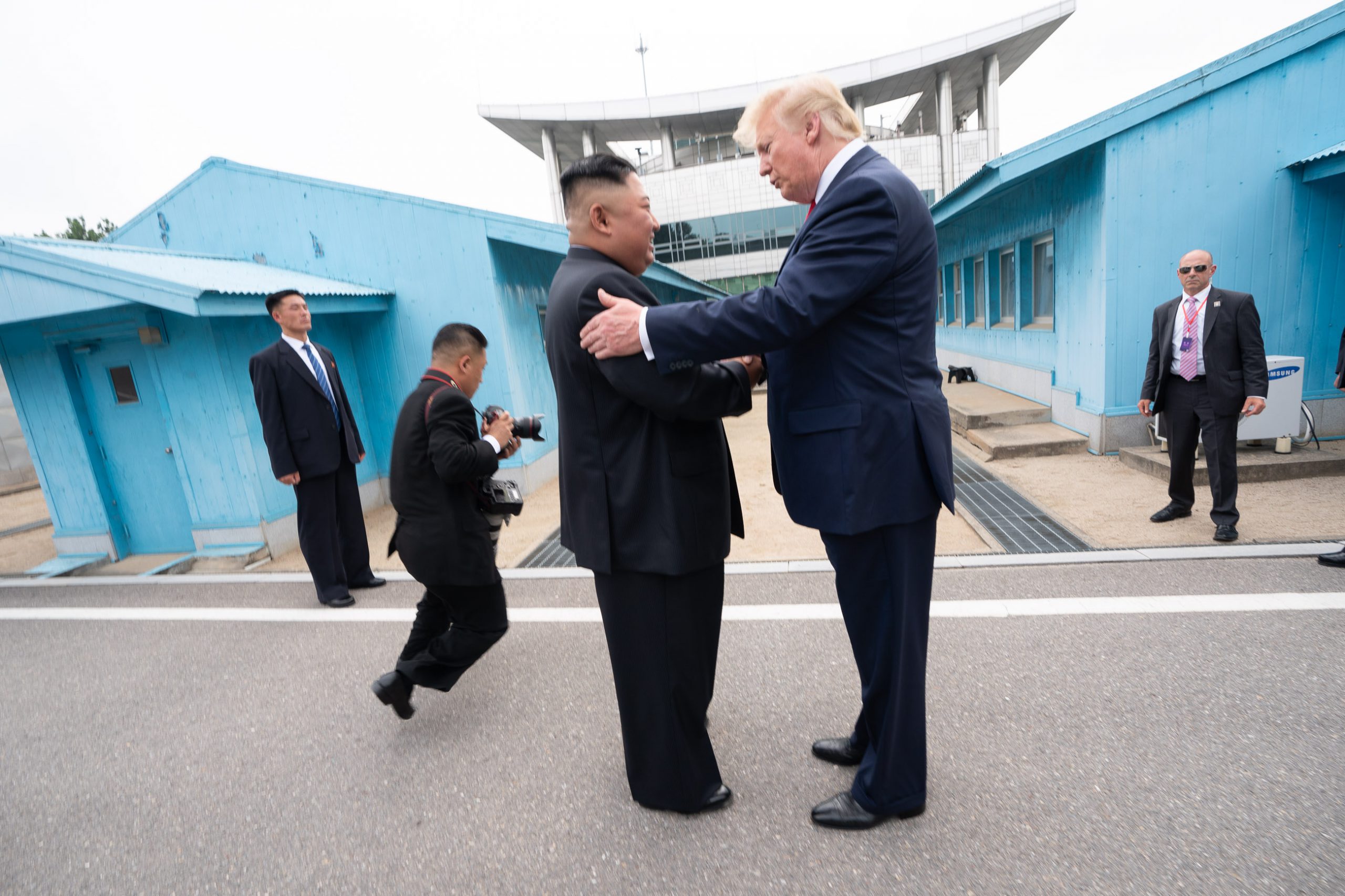 川普與金正恩於2019年6月30日在板門店的朝鮮半島非軍事區見面（圖／美國總統行政辦公室）