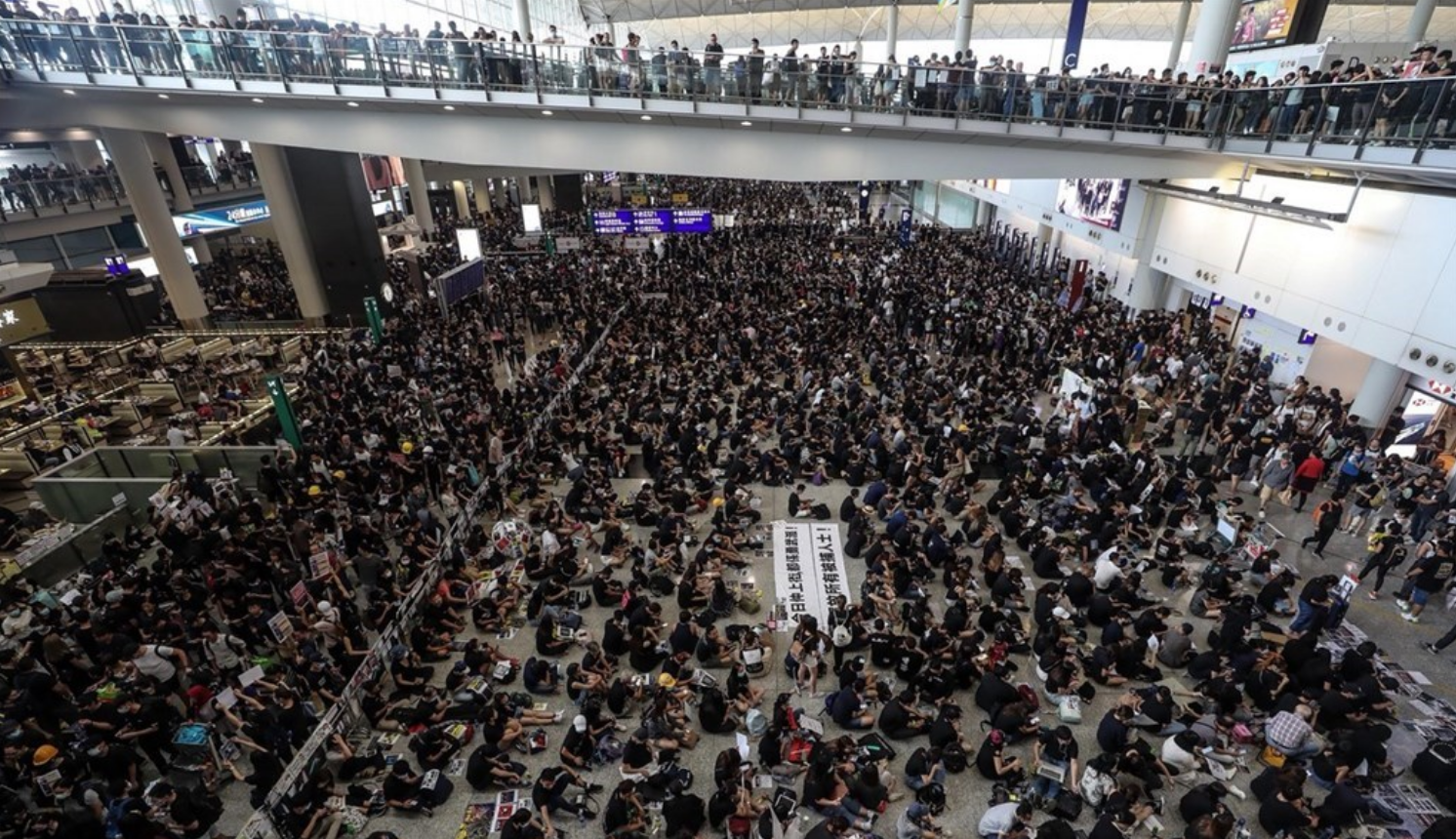 反送中集會要求「黑警還眼」 香港機場只進不出（圖／中央社・吳家昇）