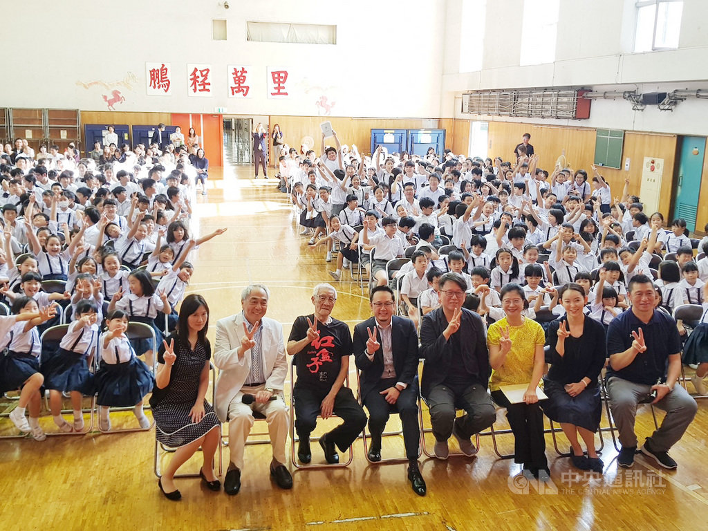 掌中戲魅力無法擋 日本台僑生排隊要陳錫煌簽名（圖／中央社．鄭景雯）