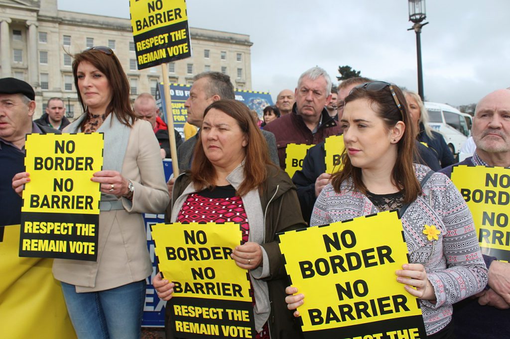 愛爾蘭島上的邊界問題則是脫歐提議的最大歧見之一（圖／Sinn Féin／CC BY 2.0）