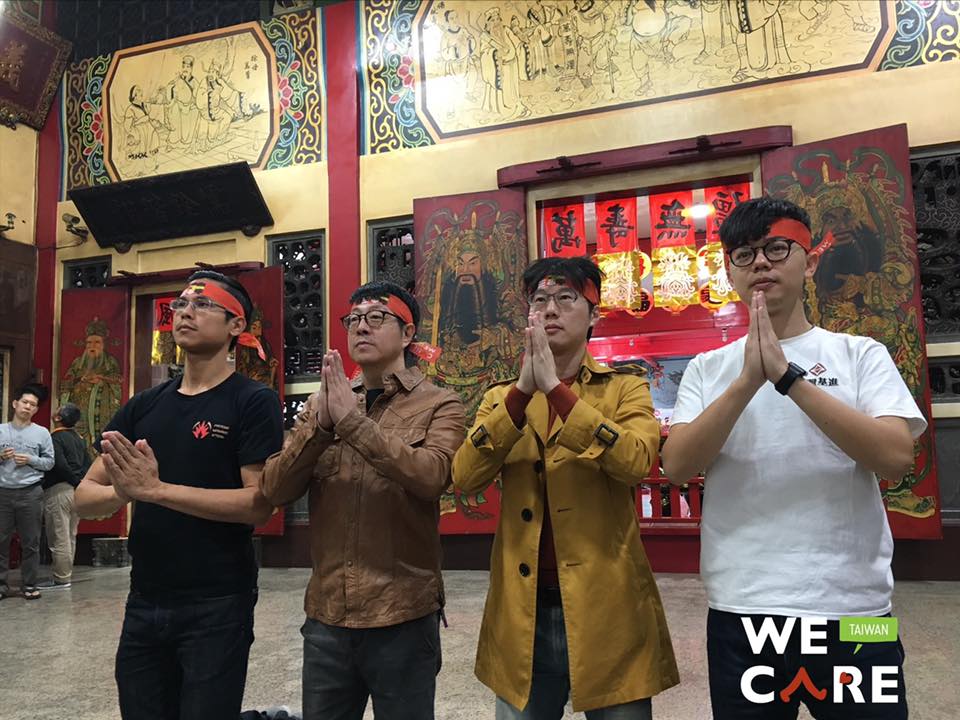 wecare高雄到關聖帝君廟祈求罷免行動順利