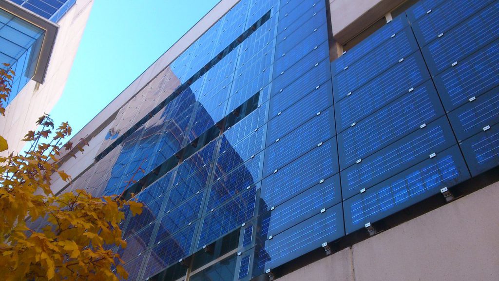 西班牙首都馬德里大樓的太陽能系統（圖／Hanjin／CC BY-SA 3.0）