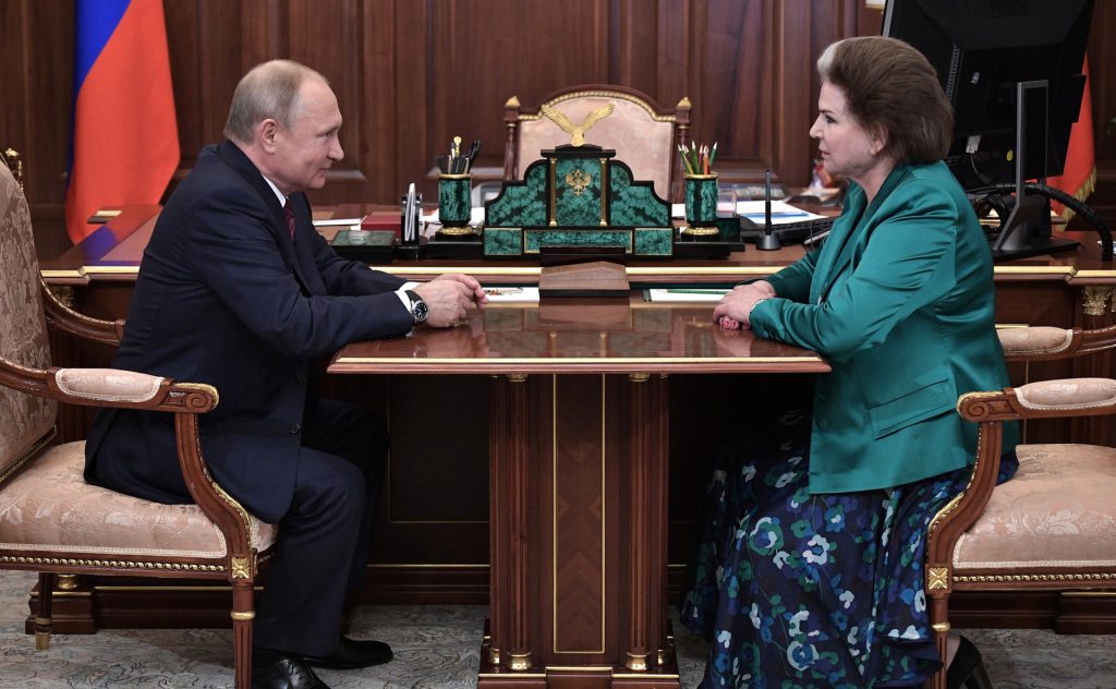 蒲亭（Vladimir Putin）與瓦倫蒂娜．捷列什科娃 Valentina Tereshkova（圖／俄羅斯總統辦公室）