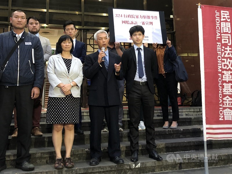 2014年太陽花學運群眾在行政院前靜坐遭暴力驅離案，今年10月30日一審北院判北巿警局應賠前立委周倪安（前左2）等10人共新台幣111萬1570元。