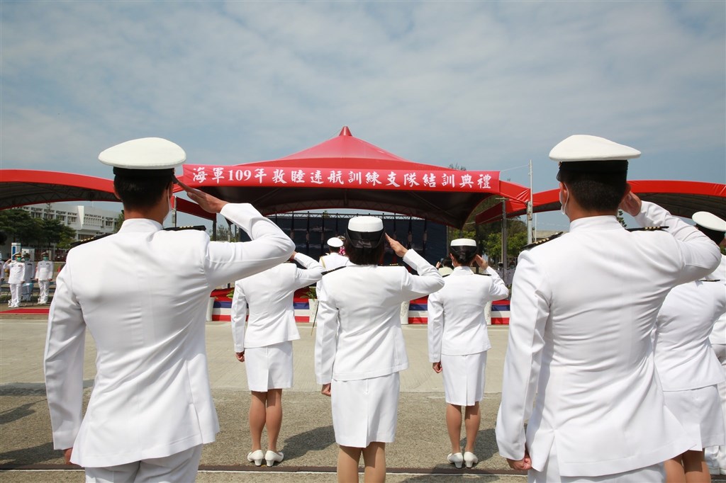 武漢肺炎延燒國軍，指揮中心18日宣布新增3例武漢肺炎境外移入，3人均在國軍某艦隊實習、住同寢室。圖為15日海軍敦睦艦隊結訓典禮。