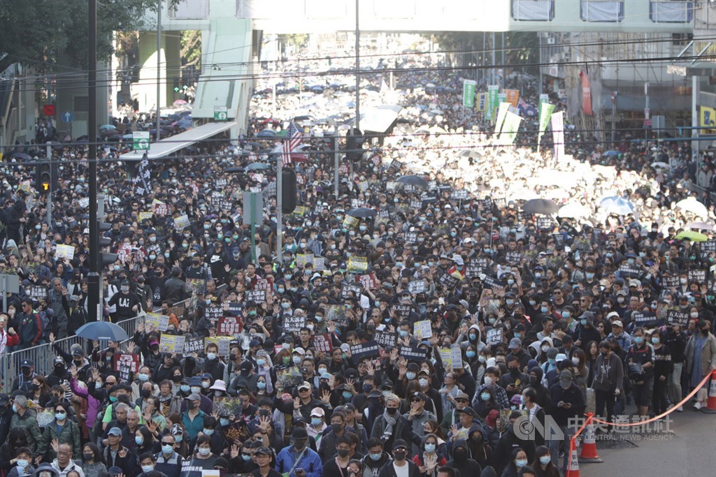 據報導，香港警方18日上午大舉出動拘捕多名泛民主派人士，相信事件與去年8月及10月發生的反送中遊行有關。圖為反送中遊行人潮。